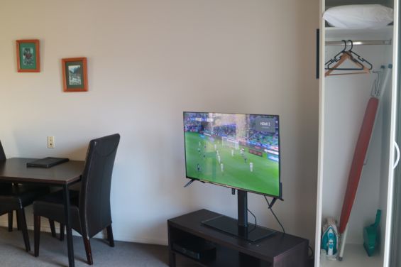 Executive Spa Suite - dining table and TV