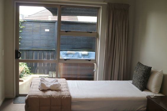 Executive 1-Bedroom Spa Suite - outdoor spa pool