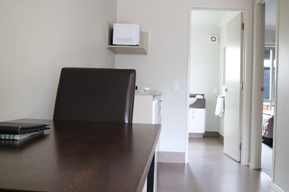 Executive 1-Bedroom Spa Suite - dining table