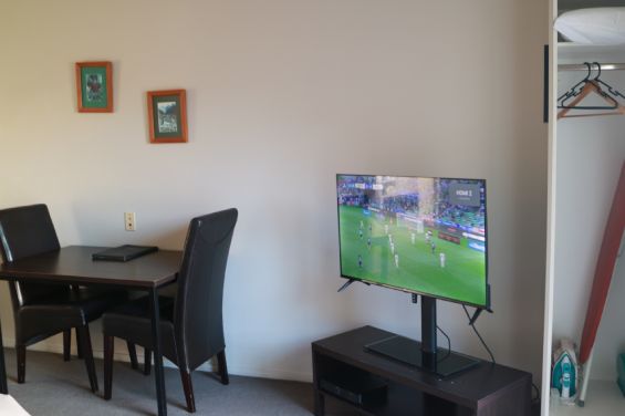 Executive 1-Bedroom Spa Suite - dining table and TV